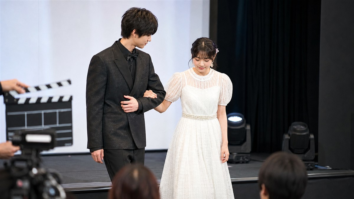 制作発表で共演する匿名の若手俳優と女優のイメージ